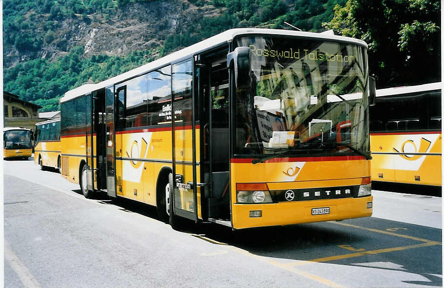 (062'315) - PostAuto Oberwallis - VS 243'890 - Setra (ex P 26'029) am 30. Juli 2003 beim Bahnhof Brig