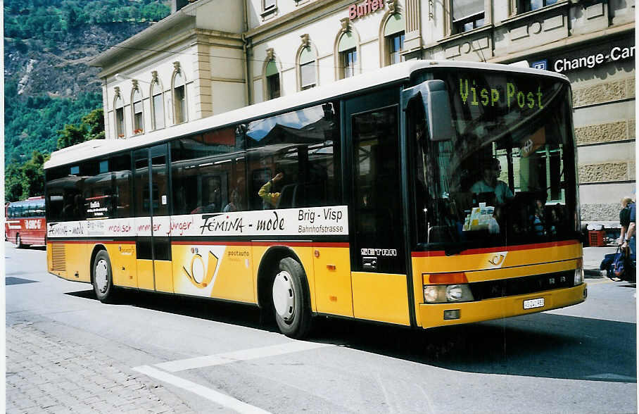 (062'317) - PostAuto Oberwallis - VS 241'983 - Setra (ex P 25'611) am 30. Juli 2003 beim Bahnhof Brig