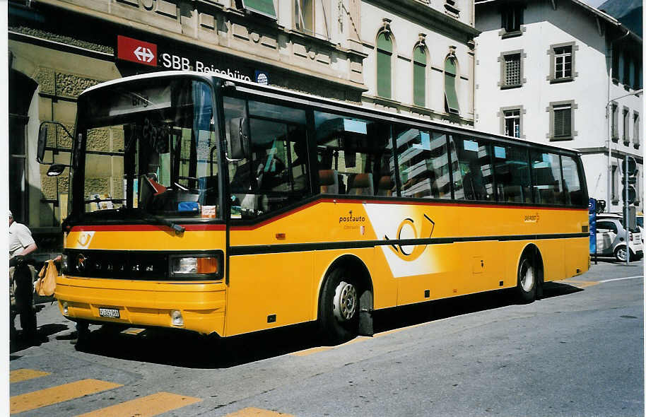 (062'319) - PostAuto Oberwallis - VS 241'968 - Setra (ex P 25'089) am 30. Juli 2003 beim Bahnhof Brig