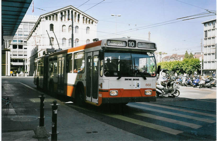 (062'422) - TPG Genve - Nr. 668 - Saurer/Hess Gelenktrolleybus am 4. August 2003 in Genve, Bel-Air