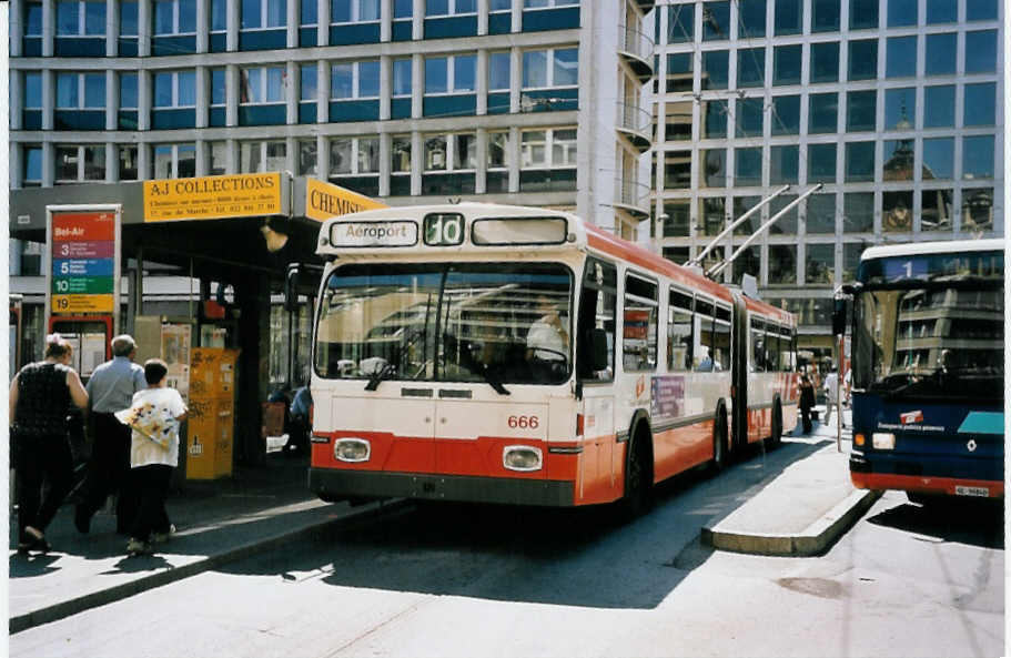 (062'519) - TPG Genve - Nr. 666 - Saurer/Hess Gelenktrolleybus am 4. August 2003 in Genve, Bel-Air