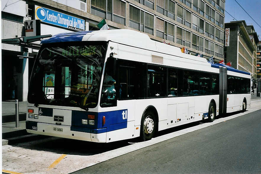 (062'526) - TL Lausanne - Nr. 560/VD 1658 - Van Hool am 4. August 2003 beim Bahnhof Lausanne