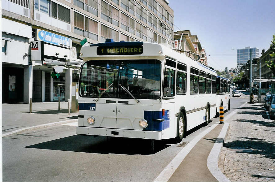 (062'527) - TL Lausanne - Nr. 737 - FBW/Hess Trolleybus am 4. August 2003 beim Bahnhof Lausanne