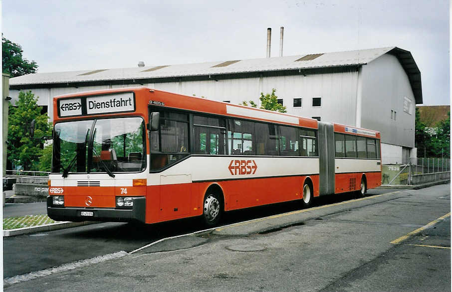 (063'120) - RBS Worblaufen - Nr. 74/BE 473'374 - Mercedes am 30. August 2003 in Worblaufen, Garage