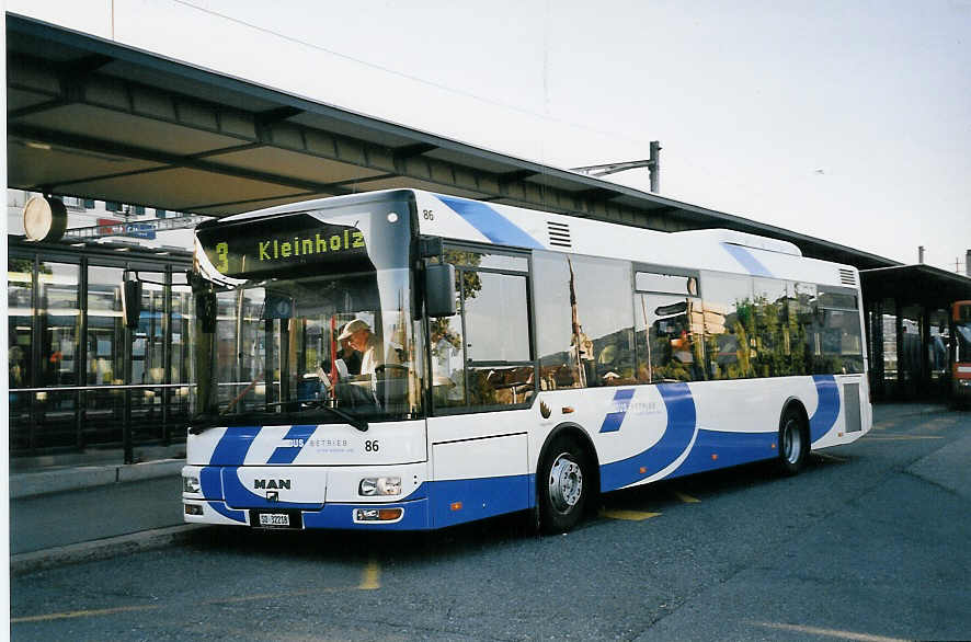 (063'213) - BOGG Wangen b.O. - Nr. 86/SO 32'218 - MAN/Gppel am 3. September 2003 beim Bahnhof Olten