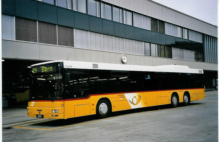 (063'403) - Steiner, Ortschwaben - Nr. 18/BE 509'929 - MAN am 11. September 2003 in Bern, Postautostation