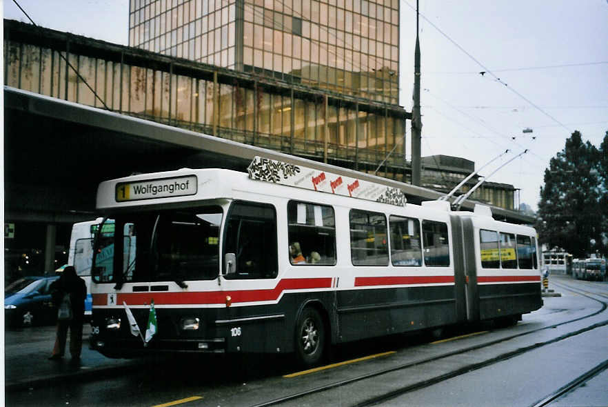 (063'803) - VBSG St. Gallen - Nr. 106 - Saurer/Hess Gelenktrolleybus am 9. Oktober 2003 beim Bahnhof St. Gallen