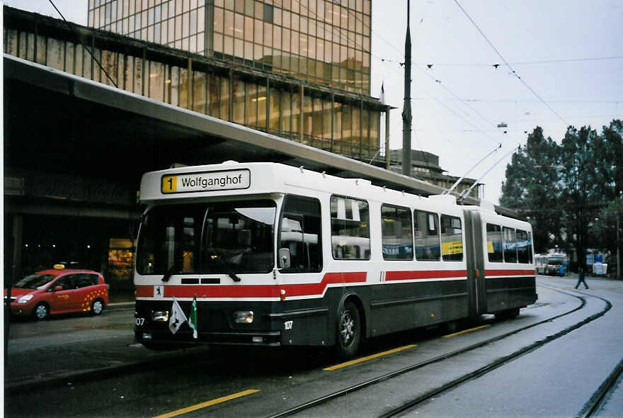 (063'809) - VBSG St. Gallen - Nr. 107 - Saurer/Hess Gelenktrolleybus am 9. Oktober 2003 beim Bahnhof St. Gallen