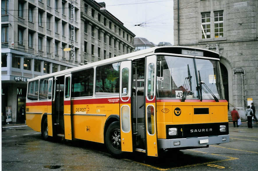 (063'812) - Schwizer, Goldach - Nr. 4/SG 50'508 - Saurer/Tscher am 9. Oktober 2003 beim Bahnhof St. Gallen