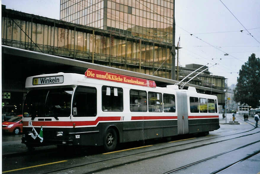 (063'817) - VBSG St. Gallen - Nr. 102 - Saurer/Hess Gelenktrolleybus am 9. Oktober 2003 beim Bahnhof St. Gallen