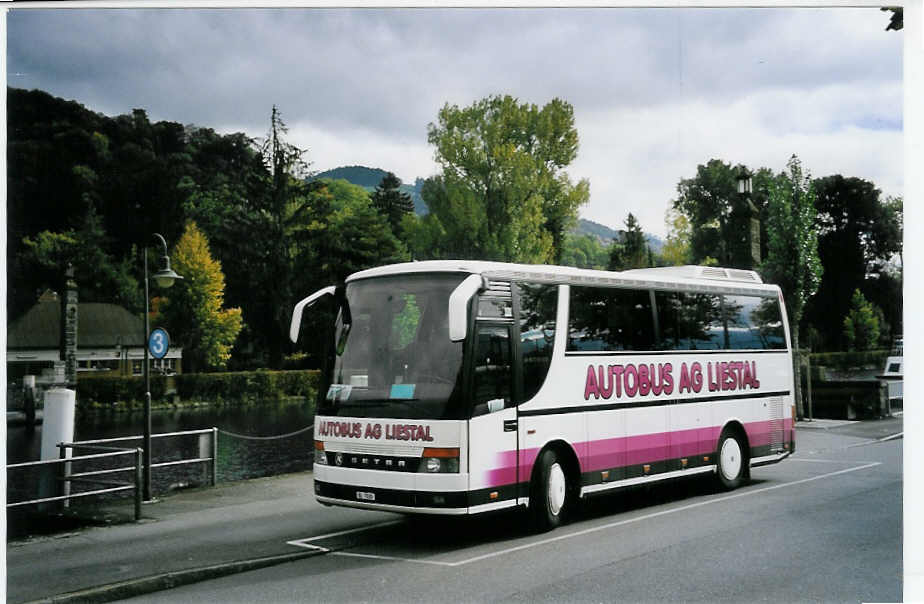 (063'932) - AAGL Liestal - Nr. 32/BL 7030 - Setra am 10. Oktober 2003 bei der Schifflndte Thun