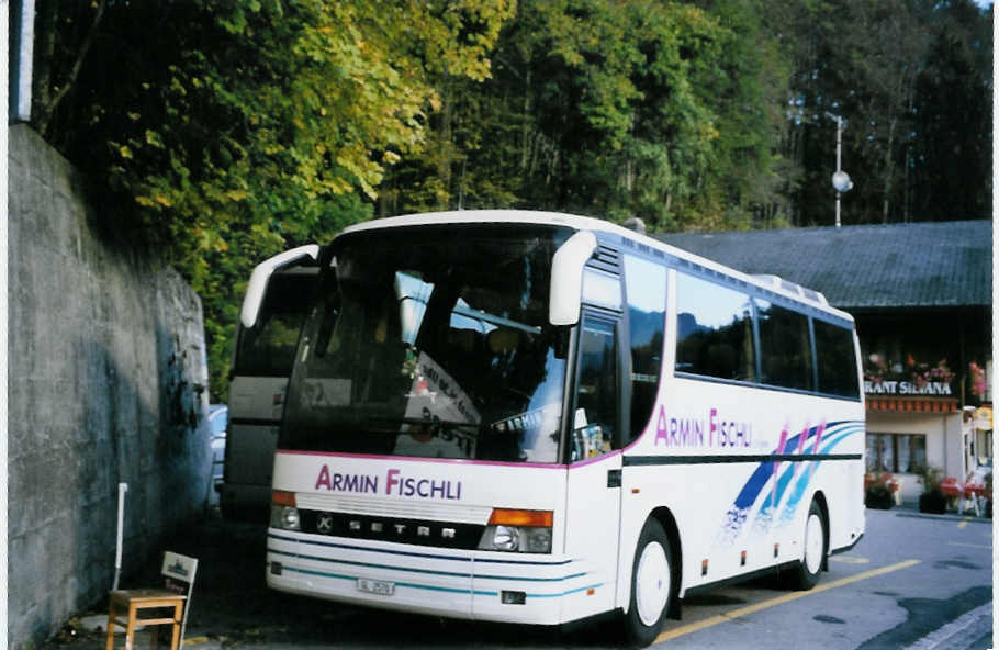 (064'002) - Fischli, Nfels - GL 2570 - Setra am 11. Oktober 2003 auf dem Brnigpass