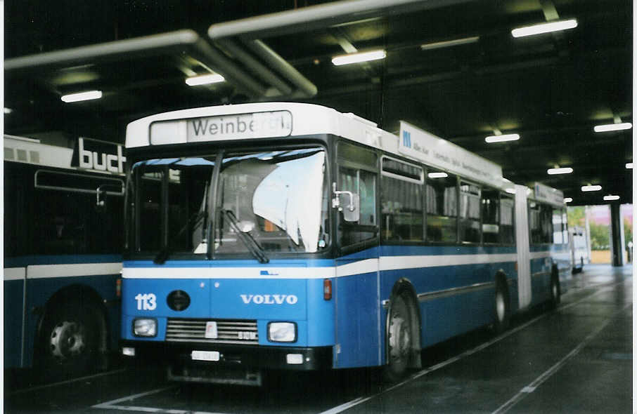 (064'034) - VBL Luzern - Nr. 113/LU 15'018 - Volvo/R&J am 11. Oktober 2003 in Luzern, Depot