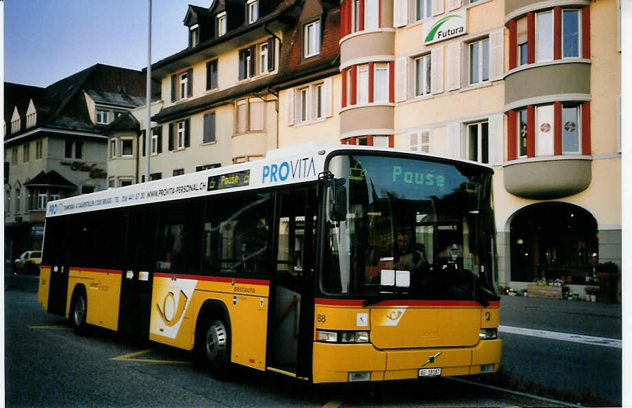 (064'136) - Voegtlin-Meyer, Brugg - Nr. 88/AG 18'187 - Volvo/Hess am 18. Oktober 2003 beim Bahnhof Brugg