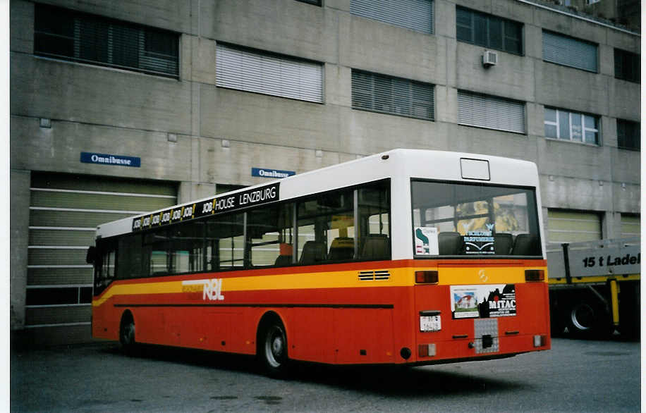 (064'208) - Knecht, Windisch - Nr. 69/AG 16'428 - Mercedes am 18. Oktober 2003 in Windisch, Garage