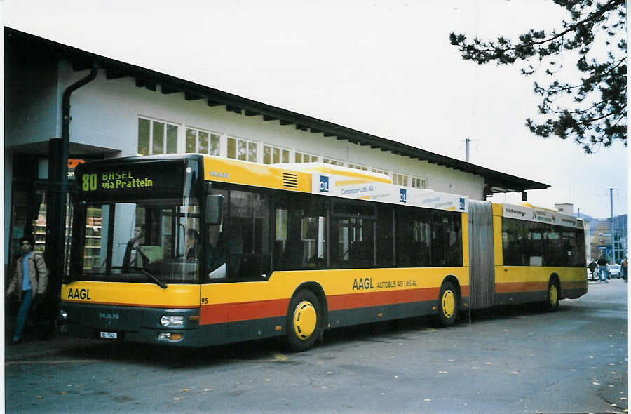 (064'334) - AAGL Liestal - Nr. 95/BL 7042 - MAN am 15. November 2003 beim Bahnhof Liestal