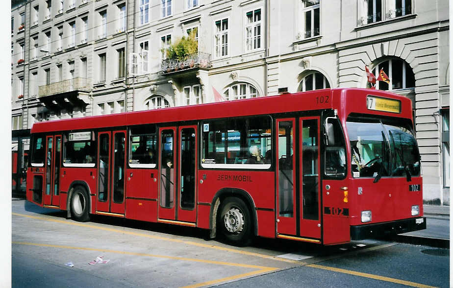 (064'430) - Bernmobil, Bern - Nr. 102/BE 500'102 - Volvo/R&J am 24. November 2003 beim Bahnhof Bern