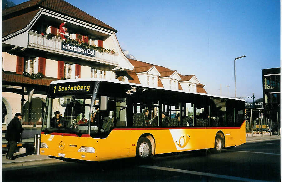 (064'433) - PostAuto Berner Oberland - BE 615'392 - Mercedes (ex P 25'382) am 7. Dezember 2003 beim Bahnhof Interlaken Ost