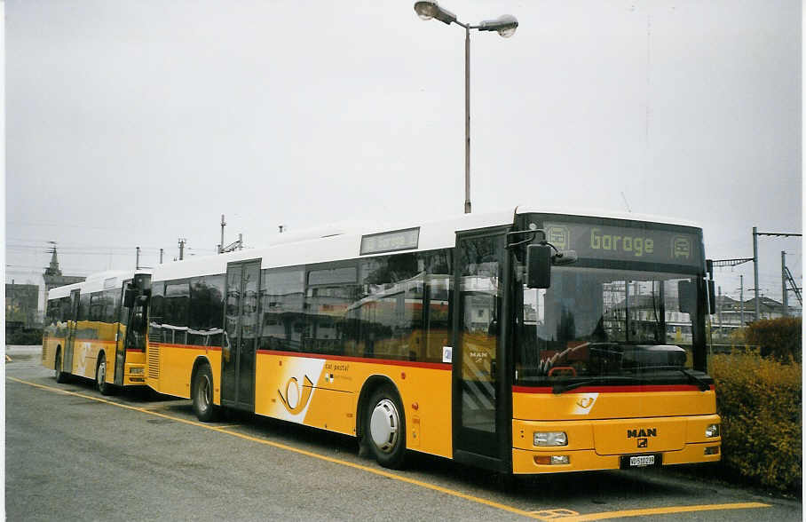 (064'529) - CarPostal Vaud-Fribourg - VD 510'239 - MAN (ex P 25'145) am 29. November 2003 in Yverdon, Garage