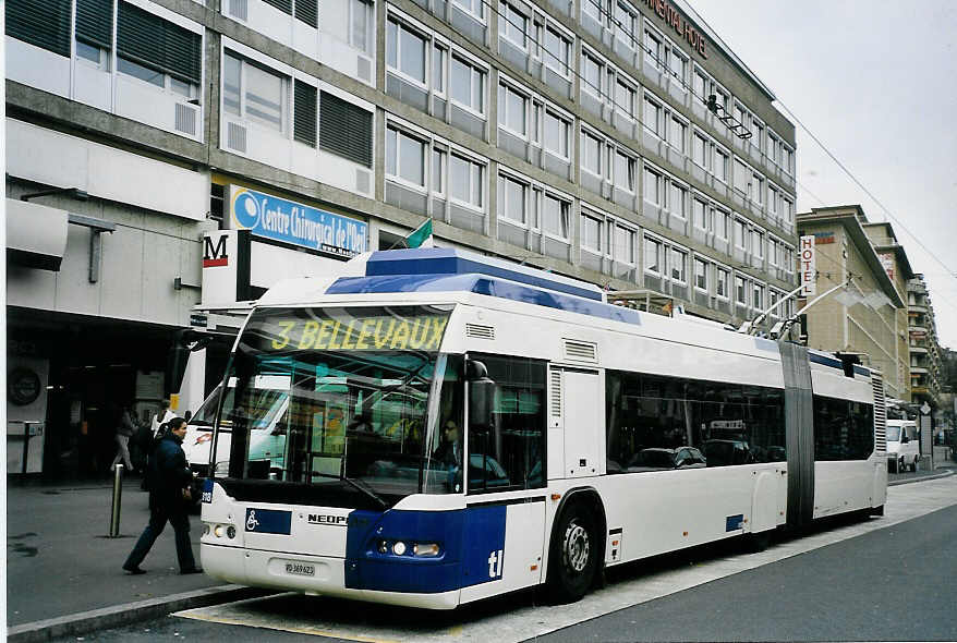 (064'609) - TL Lausanne - Nr. 818/VD 369'623 - Neoplan Gelenkduobus am 29. November 2003 beim Bahnhof Lausanne