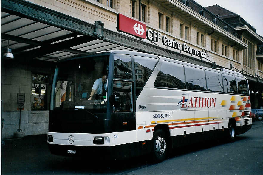 (064'635) - Lathion, Sion - Nr. 33/VS 12'895 - Mercedes am 29. November 2003 beim Bahnhof Lausanne