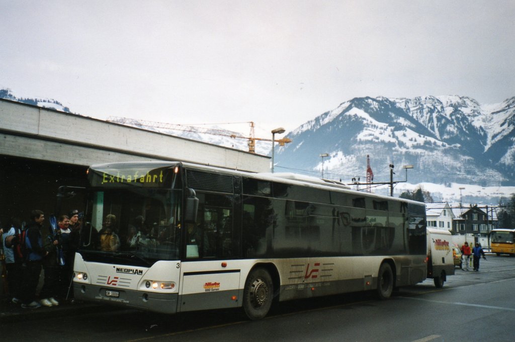 (064'731) - Dillier, Sarnen - Nr. 3/OW 10'006 - Neoplan am 27. Dezember 2003 beim Bahnhof Sarnen