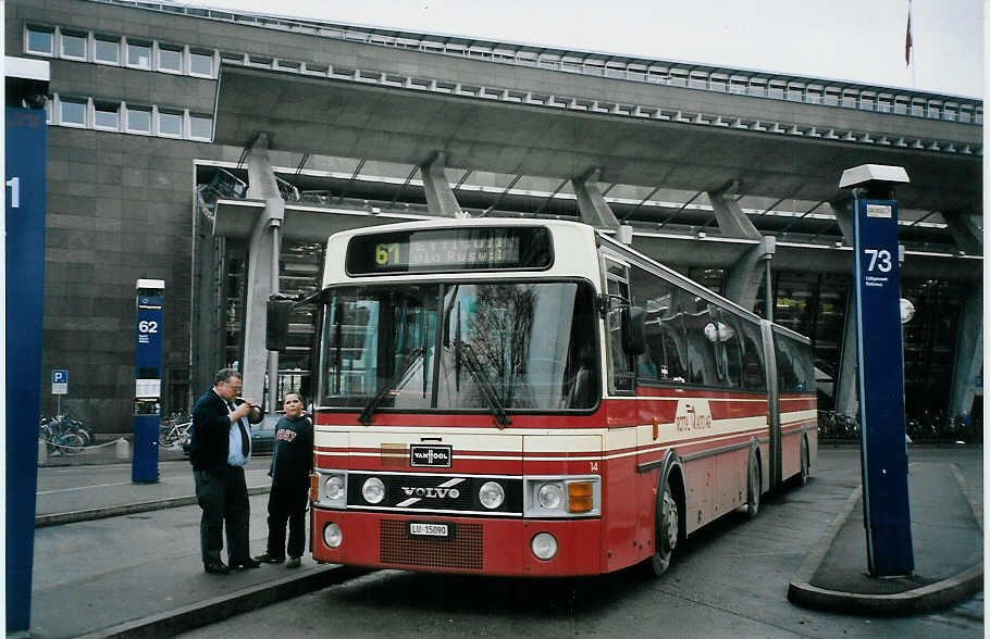 (064'827) - ARAG Ruswil - Nr. 14/LU 15'090 - Volvo/Van Hool am 27. Dezember 2003 beim Bahnhof Luzern