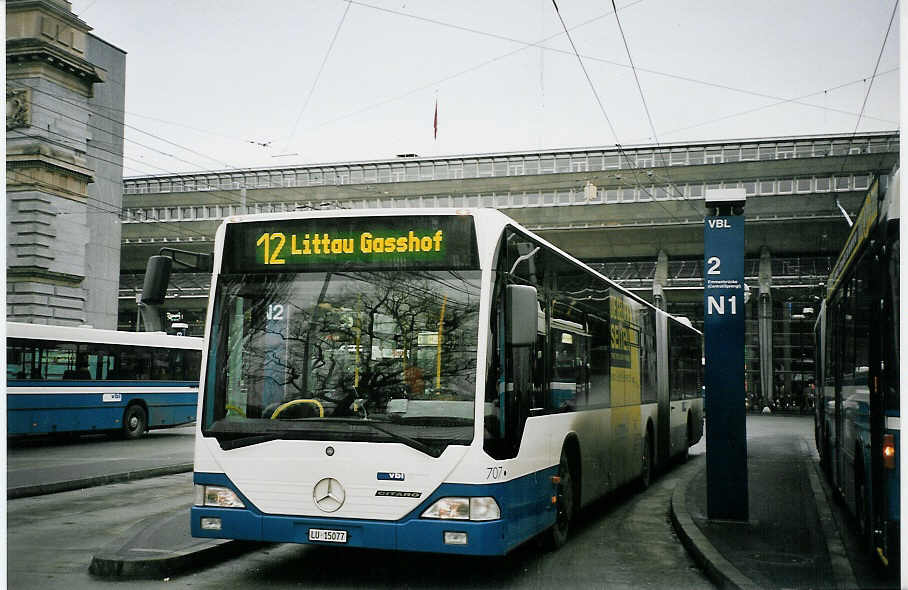 (064'903) - Heggli, Kriens - Nr. 707/LU 15'077 - Mercedes am 27. Dezember 2003 beim Bahnhof Luzern