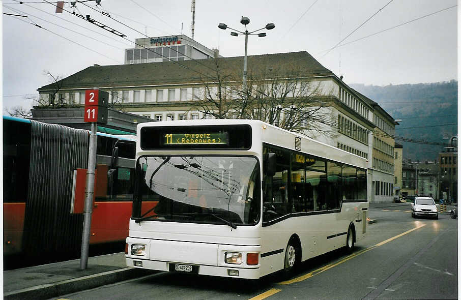 (064'926) - Funi-Car, Biel - Nr. 2/BE 424'202 - MAN/Gppel (ex Estermann, Beromnster) am 30. Dezember 2003 beim Bahnhof Biel