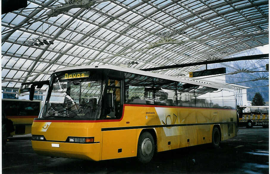 (065'002) - PostAuto Graubnden - GR 102'375 - Neoplan (ex P 25'116) am 1. Januar 2004 in Chur, Postautostation