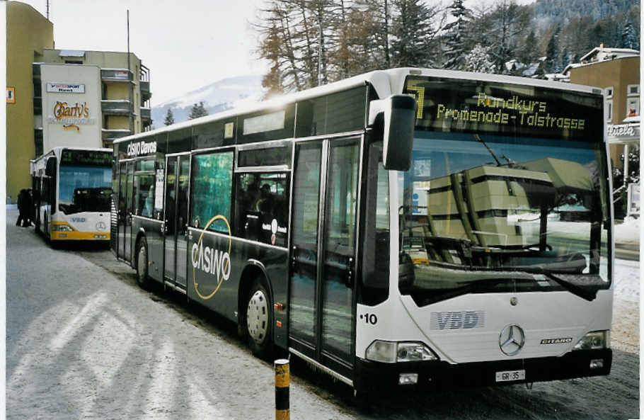 (065'029) - VBD Davos - Nr. 10/GR 35 - Mercedes am 1. Januar 2004 beim Bahnhof Davos-Dorf