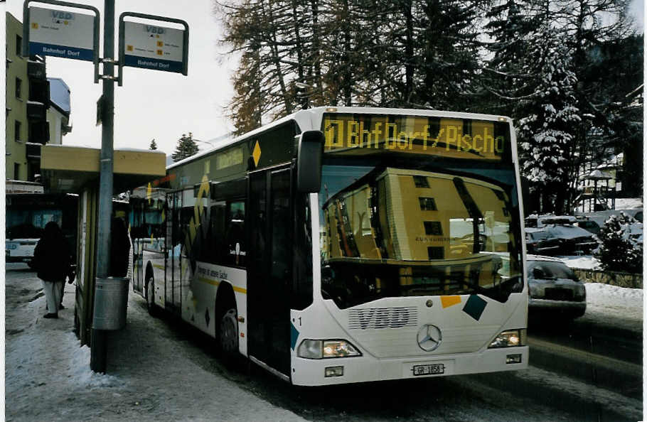 (065'034) - VBD Davos - Nr. 1/GR 1858 - Mercedes am 1. Januar 2004 beim Bahnhof Davos-Dorf