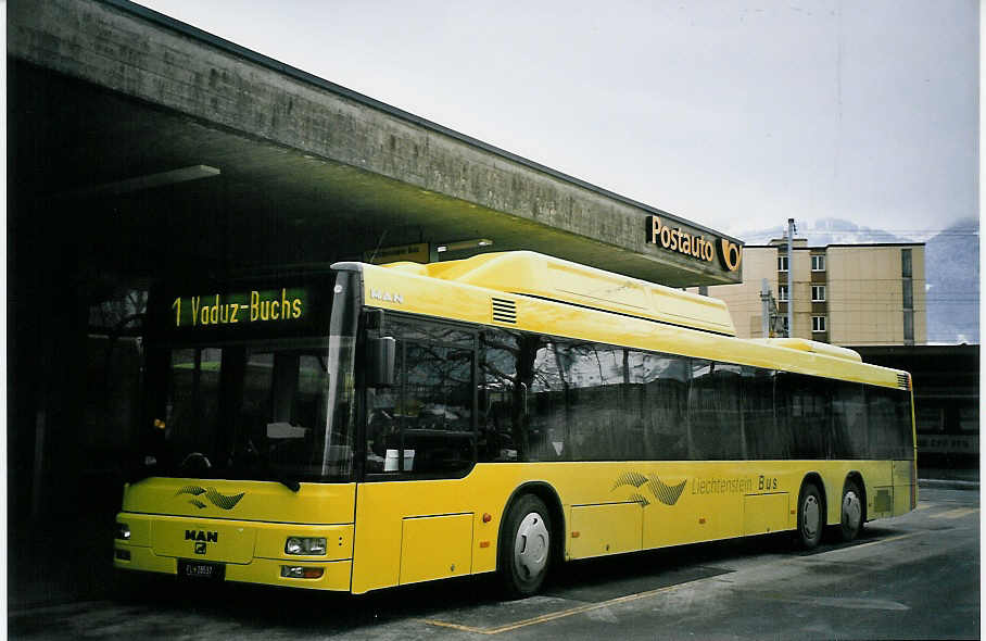 (065'104) - Aus Liechtenstein: Matt, Mauren - Nr. 37/FL 28'537 - MAN am 1. Januar 2004 beim Bahnhof Sargans