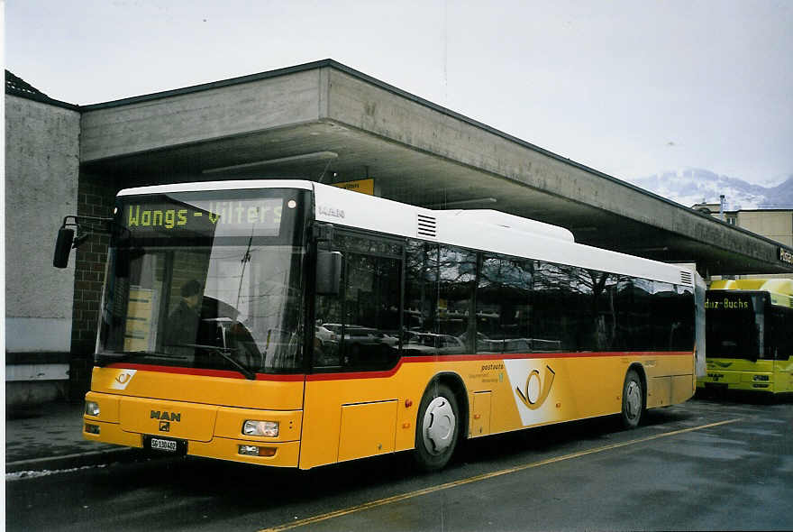 (065'105) - Schett, Sargans - SG 130'402 - MAN am 1. Januar 2004 beim Bahnhof Sargans