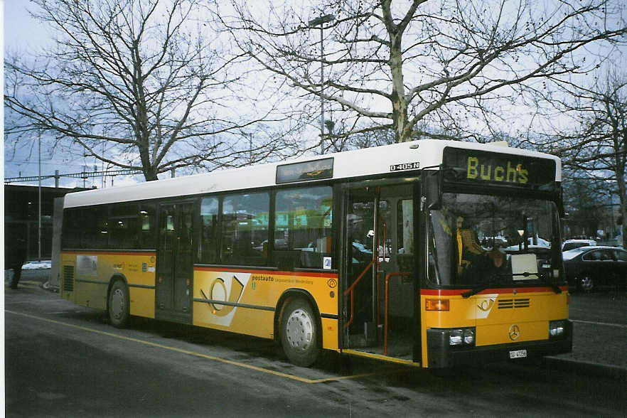 (065'112) - Schett, Sargans - SG 47'256 - Mercedes am 1. Januar 2004 beim Bahnhof Sargans