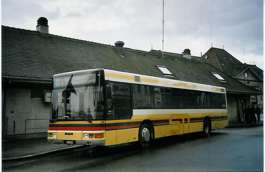 (065'205) - STI Thun - Nr. 11/BE 26'748 - MAN (ex TSG Blumenstein Nr. 2) am 18. Januar 2004 beim Bahnhof Thun