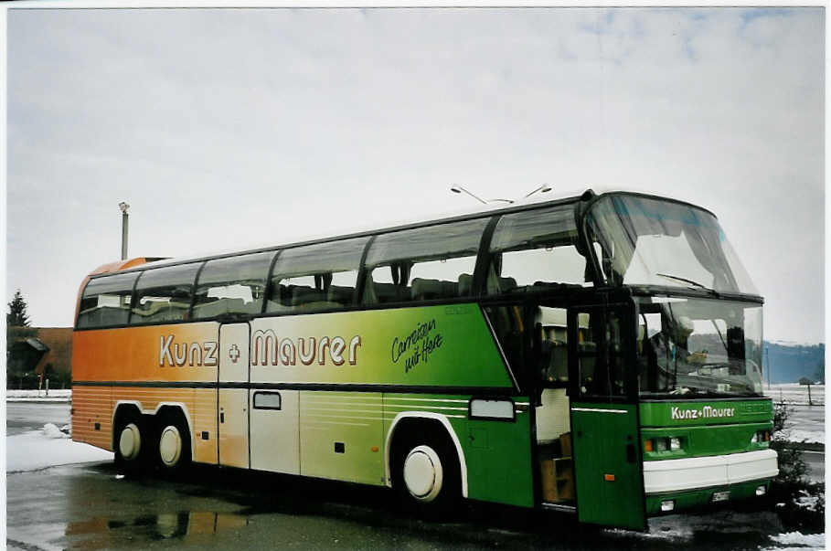 (065'209) - Kunz+Maurer, Burgistein - Nr. 20/BE 477'720 - Neoplan am 25. Januar 2004 in Burgistein, Garage