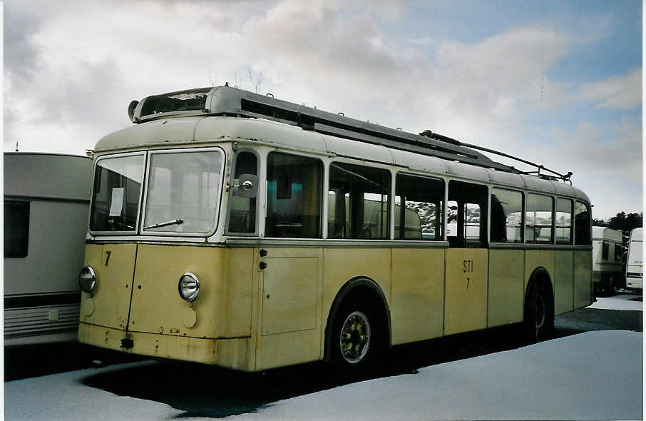 (065'210) - STI Thun - Nr. 7 - Berna/Gangloff Trolleybus am 25. Januar 2004 in Niederscherli