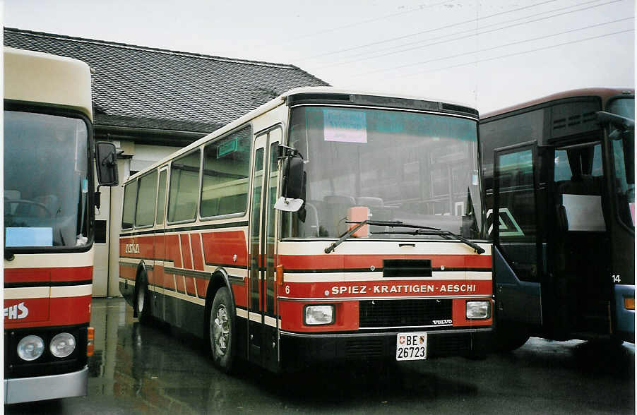 (065'306) - ASKA Aeschi - Nr. 6/BE 26'723 - Volvo/R&J am 7. Februar 2004 beim Bahnhof Frutigen