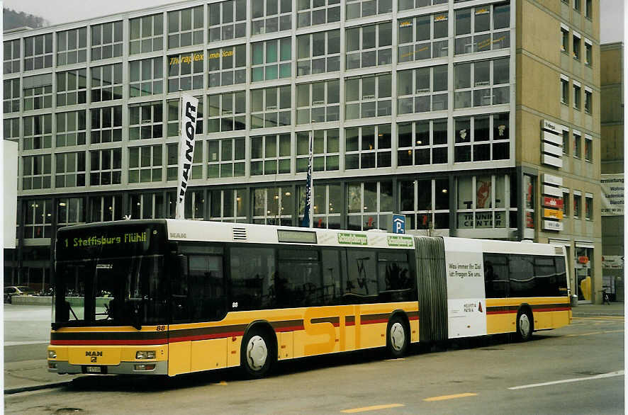 (065'632) - STI Thun - Nr. 88/BE 572'088 - MAN am 18. Februar 2004 beim Bahnhof Thun