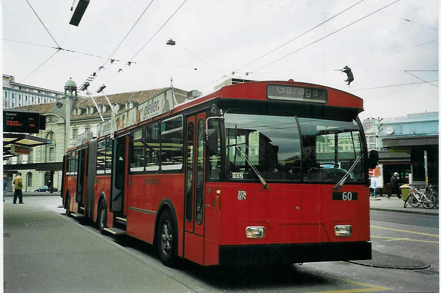 (065'914) - Bernmobil, Bern - Nr. 60 - FBW/Hess Gelenktrolleybus am 7. Mrz 2004 beim Bahnhof Bern