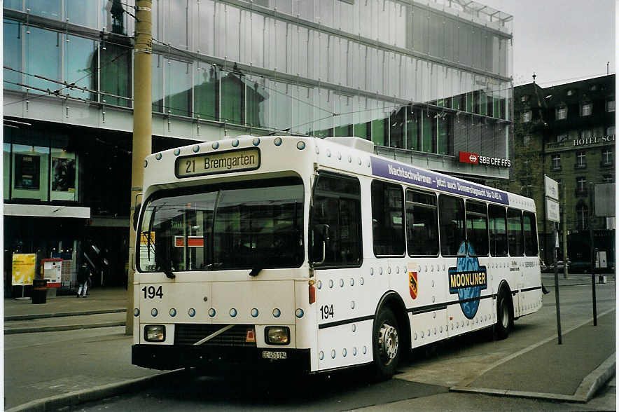 (065'933) - Bernmobil, Bern - Nr. 194/BE 451'194 - Volvo/R&J am 8. Mrz 2004 beim Bahnhof Bern