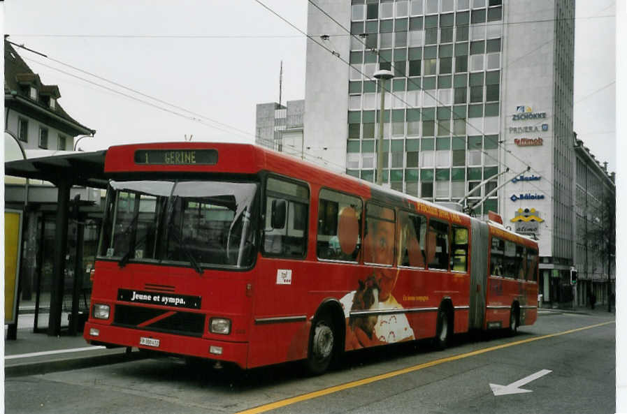 (066'110) - TPF Fribourg - Nr. 508/FR 300'412 - Volvo/Hess Gelenkduobus (ex TF Fribourg Nr. 108) am 21. Mrz 2004 beim Bahnhof Fribourg