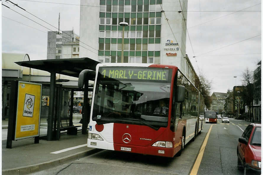 (066'127) - TPF Fribourg - Nr. 589/FR 300'430 - Mercedes am 21. Mrz 2004 beim Bahnhof Fribourg