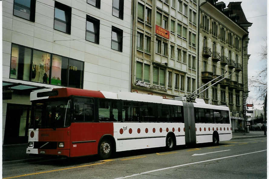 (066'128) - TPF Fribourg - Nr. 503/FR 300'407 - Volvo/Hess Gelenkduobus (ex TF Fribourg Nr. 103) am 21. Mrz 2004 beim Bahnhof Fribourg