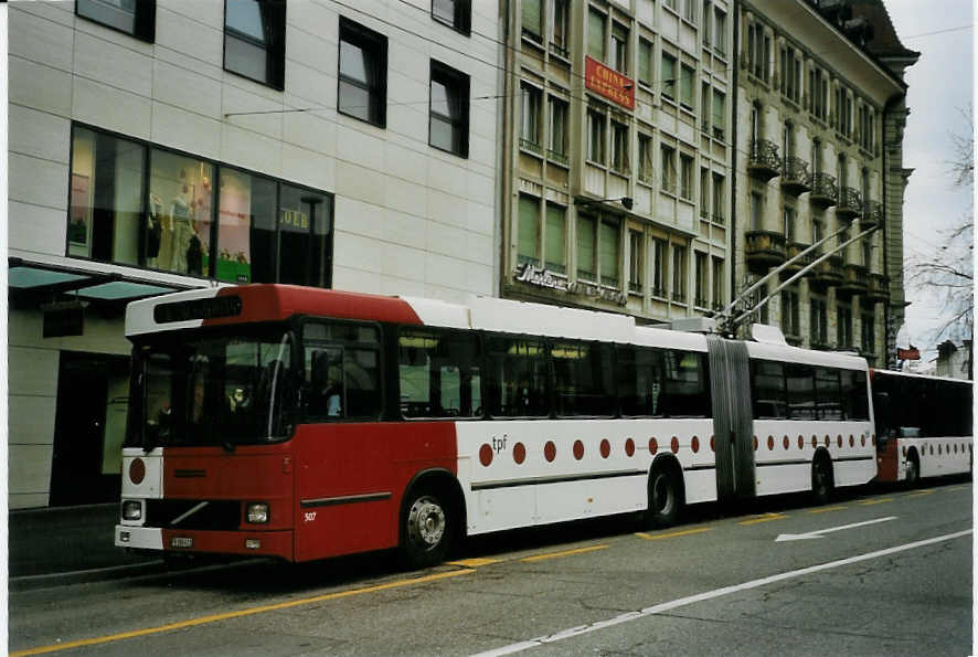 (066'131) - TPF Fribourg - Nr. 507/FR 300'411 - Volvo/Hess Gelenkduobus (ex TF Fribourg Nr. 107) am 21. Mrz 2004 beim Bahnhof Fribourg