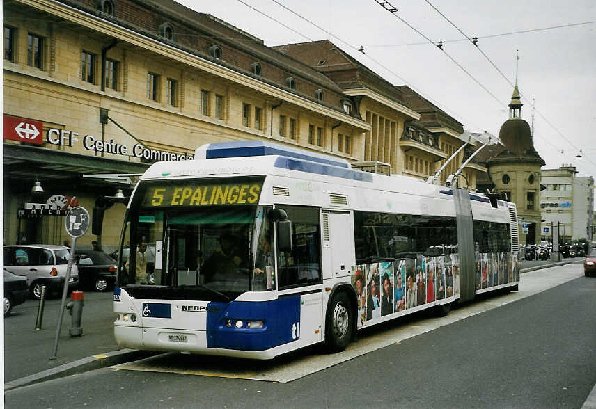 (066'203) - TL Lausanne - Nr. 820/VD 374'937 - Neoplan Gelenkduobus am 21. Mrz 2004 beim Bahnhof Lausanne