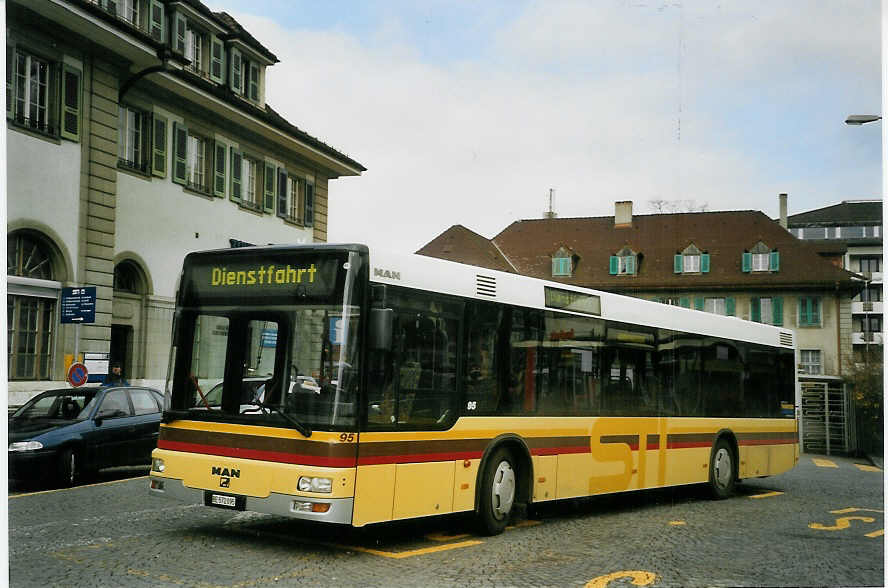 (066'428) - STI Thun - Nr. 95/BE 572'095 - MAN am 12. April 2004 beim Bahnhof Thun