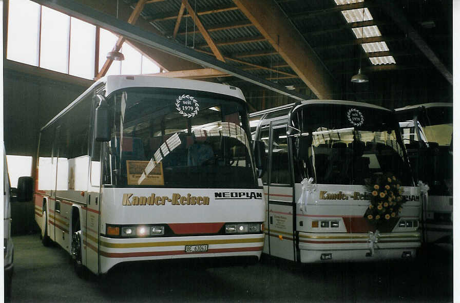 (066'512) - Kander-Reisen, Frutigen - Nr. 7/BE 63'041 - Neoplan am 17. April 2004 in Frutigen, Markthalle