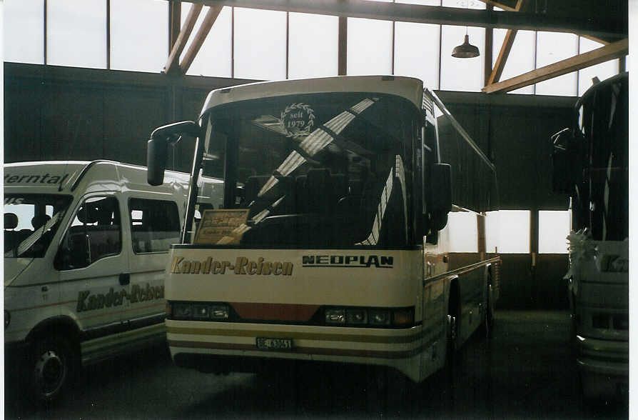 (066'513) - Kander-Reisen, Frutigen - Nr. 7/BE 63'041 - Neoplan am 17. April 2004 in Frutigen, Markthalle